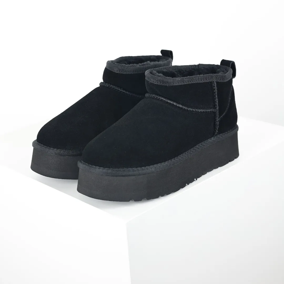 Pick up locally 💰440 The core recommendation is good price E4 UGG Thick-soled short style Zhou Dongyu and Wang Yibo's same series Xiaohongshu popular model Henan Longfeng leather production Cashmere insole is a very suitable choice for keeping warm in winter when going out and at home. In the new year, uug launched a style series, which is partially geared towards the preferences of young consumers and has also been at the forefront of fashion trends. Shoe body material UGGPURE™ implanted wool insole Lightweight non-slip and comfortable rubber outsole With brand LOGO and complete packaging Size: 35 36 37 38 39 40